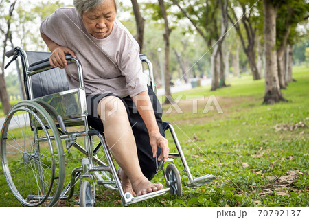 Asian senior woman hand hold toenail clippers,elderly people struggling to reach pedicure with difficulty, bone,muscle and joint problems,makes it impossible to reach or bend down to trimmer the nails Asian senior woman hand hold toenail clippers,elderly people struggling to reach pedicure with difficulty, bone,muscle and joint problems,makes it impossible to reach or bend down to trimmer the nails 70792137