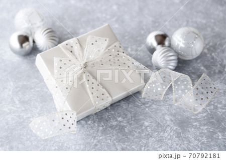 プレゼント 70792181