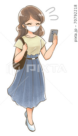 スマートフォンを使う困り顔のマスク女性 スマートフォンを使う困り顔のマスク女性 70792218
