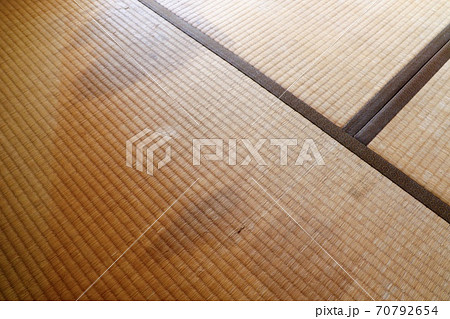 飲み物が溢れることによって付いた畳のシミ 70792654