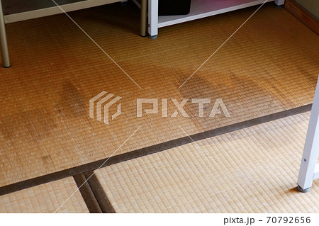 飲み物が溢れることによって付いた畳のシミ 70792656