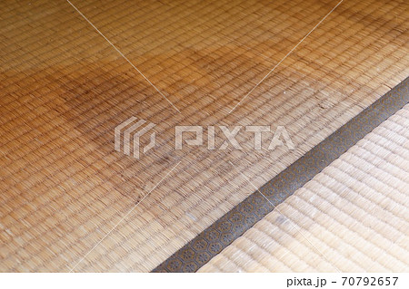 飲み物が溢れることによって付いた畳のシミ 70792657