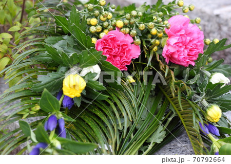 墓参り用の花と花束。 お盆とひがと呼ばれる日本の季節のイベント。 墓参り用の花と花束。 お盆とひがと呼ばれる日本の季節のイベント。 70792664