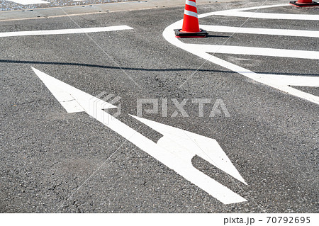 道路の矢印 道路の矢印 70792695