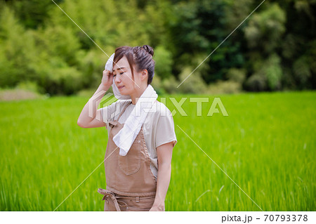 農家の女性 70793378