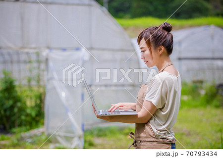 パソコンで農業をする パソコンで農業をする 70793434