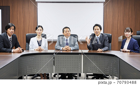 ビデオ会議 カメラに向かって話す人々 ビデオ会議 カメラに向かって話す人々 70793488