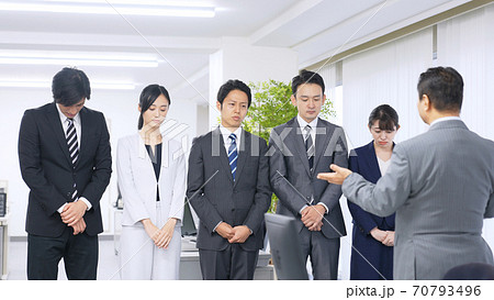 上司に叱られるビジネスグループ 70793496