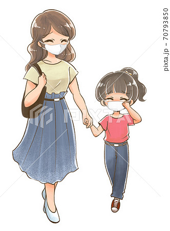 マスクをつけた、号泣する子供と困り顔のお母さん 70793850