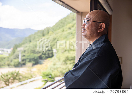 浴衣姿の中高年男性 70793864