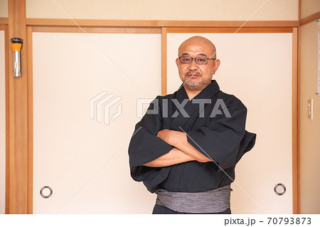 浴衣姿の中高年男性 浴衣姿の中高年男性 70793873
