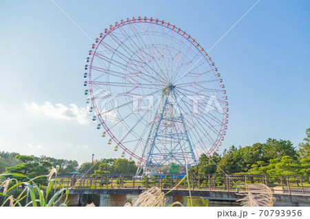 観覧車　青空 70793956