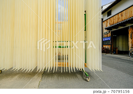 三輪素麺の天日干し(奈良県桜井市) 三輪素麺の天日干し(奈良県桜井市) 70795156