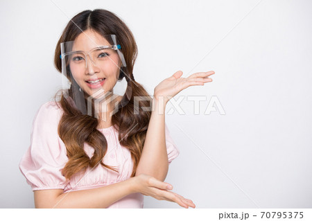 フェースシールドを付けている若い女性の人物素材写真 70795375