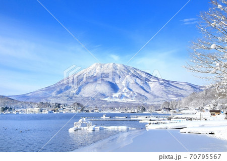冬の野尻湖と黒姫山 70795567