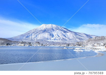 冬の野尻湖と黒姫山 70795569