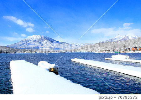 冬の野尻湖と黒姫山 70795575