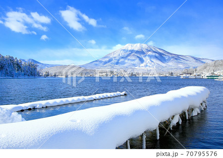 冬の野尻湖と黒姫山 70795576