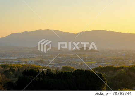 畝傍山と耳成山の夕景（奈良県桜井市） 70795744