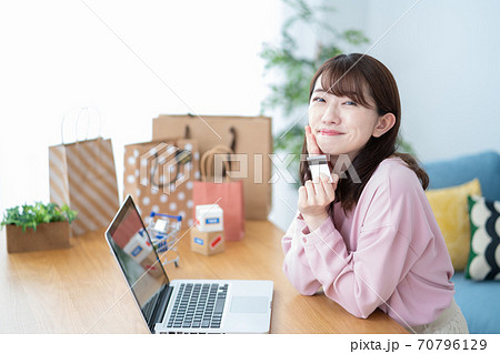 ネットショッピングのイメージ ネットショッピングのイメージ 70796129