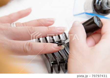 マニュキアを塗る女性 / ネイルサロンのイメージ 70797431