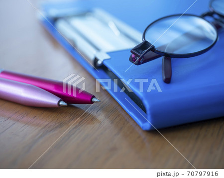 ビジネスイメージ・バインダー・メガネ ・女性 ビジネスイメージ・バインダー・メガネ ・女性 70797916