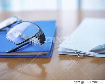 ビジネスイメージ・書類・メガネ・手帳 70798182