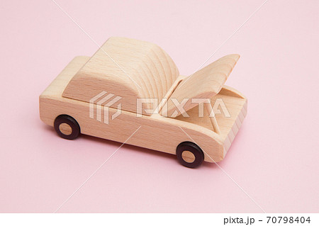 ボンネット開けた車 70798404