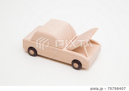 ボンネット開けた車 ボンネット開けた車 70798407