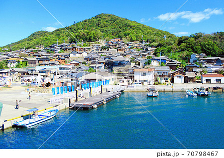 【香川】到着するフェリーから見た男木島 【香川】到着するフェリーから見た男木島 70798467
