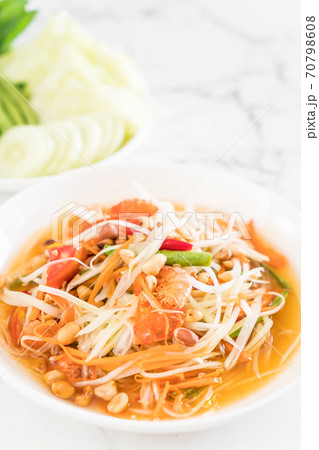 spicy papaya salad (Traditional Thai food) 70798608
