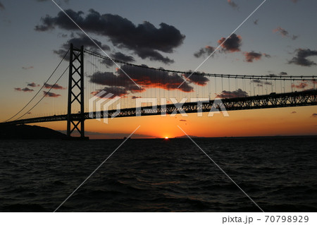 明石海峡大橋の夕日 70798929