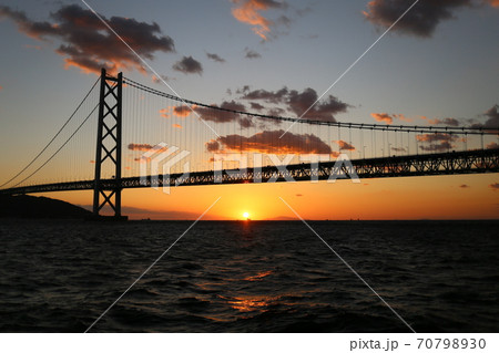 明石海峡大橋の夕日 70798930