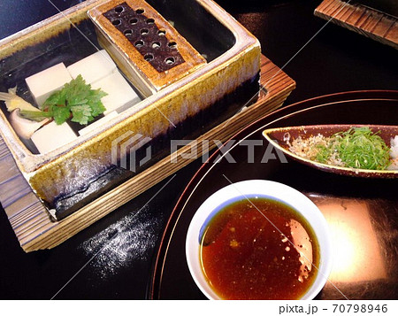 湯気が立つ湯豆腐と薬味皿 70798946