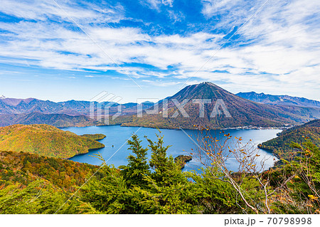 (栃木県)日光・半月山展望台から眺める、中禅寺湖・男体山 (栃木県)日光・半月山展望台から眺める、中禅寺湖・男体山 70798998