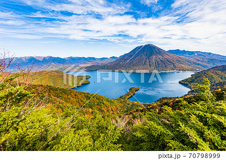 (栃木県)日光・半月山展望台から眺める、中禅寺湖・男体山 (栃木県)日光・半月山展望台から眺める、中禅寺湖・男体山 70798999