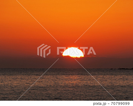 相生市金ヶ崎から見る播磨灘から昇る朝日 70799099