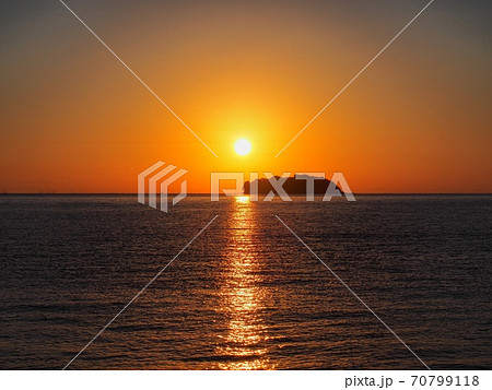 相生市金ヶ崎から見る播磨灘から昇る朝日 70799118