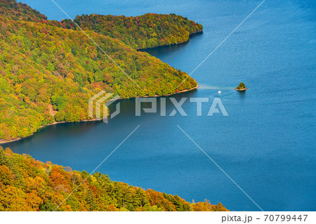 （栃木県）日光・半月山展望台から眺める、中禅寺湖　遊覧船　上野島 70799447
