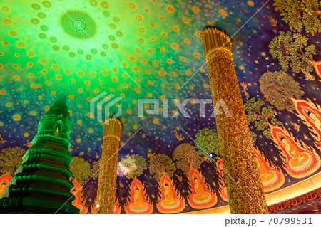 タイのバンコクにあるワット・パクナムの仏塔内で見た、写真映えする神秘的な天井画 70799531