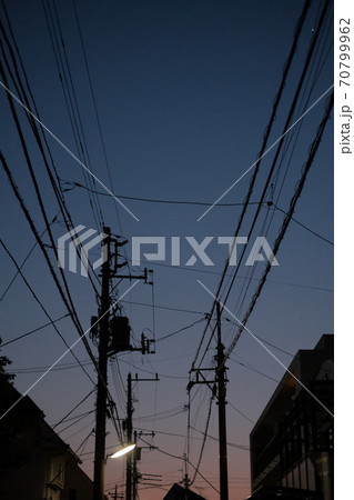 日が落ちた空と電線 日が落ちた空と電線 70799962