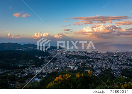 天狗山の展望台から見た、小樽市の町並みと夕暮れ時の青空に浮かぶ雲 70800014