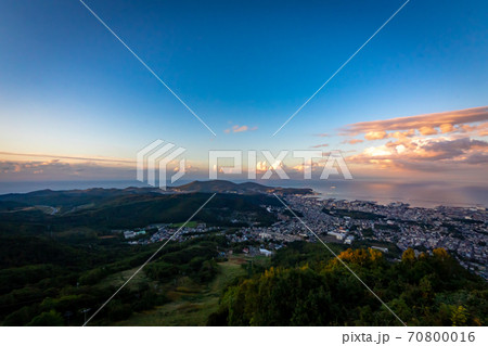 天狗山の展望台から見た、小樽市の町並みと夕暮れ時の青空に浮かぶ雲 天狗山の展望台から見た、小樽市の町並みと夕暮れ時の青空に浮かぶ雲 70800016