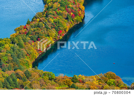 栃木県 日光 中禅寺湖 半月山展望台から眺める 八丁出島 カヌーを楽しむ人達の写真素材
