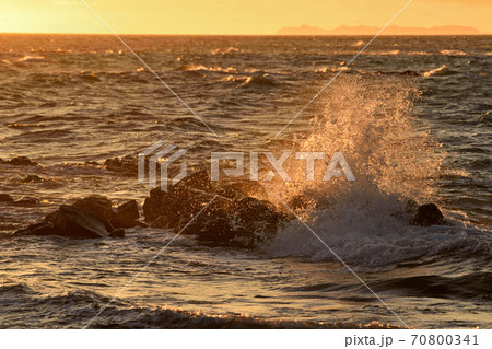 天草・通詞島の夕陽に染まる水しぶき 70800341