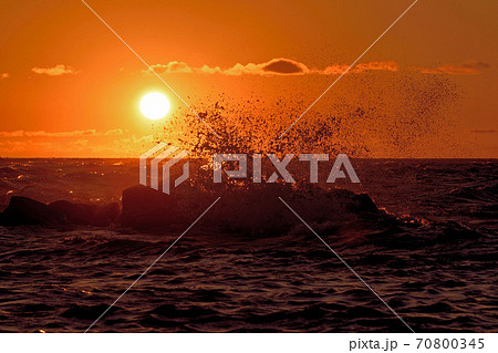 天草・通詞島の夕陽 70800345