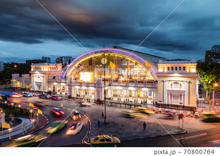 Facade antique Hua Lamphong railway station illuminated with car and roundabout road in gloomy at Bangkok 70800764