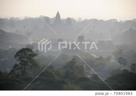 カンボジア、朝もやのアンコールワット カンボジア、朝もやのアンコールワット 70801983