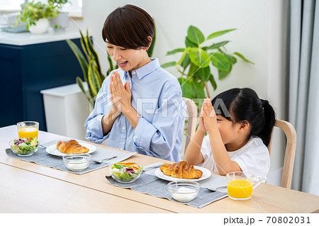 ダイニングで朝食を食べる親子。 ダイニングで朝食を食べる親子。 70802031