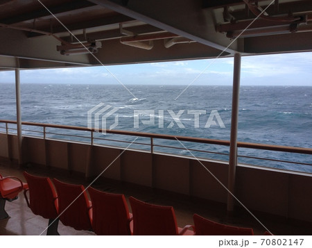 船のベンチに座って一人旅 70802147
